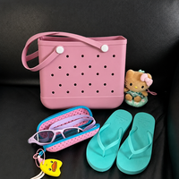 Sac de plage en EVA imperméable grande capacité, sac fourre-tout perforé lavable, sac à bandoulière tendance avec accessoires breloques DIY
