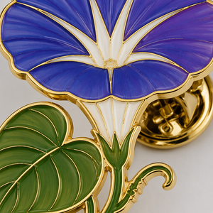Pin de solapa de esmalte suave personalizado con diseño de flor de trompeta morado-azul, chapado en oro, con hoja y guirnalda, promocional OEM - Product Image 3