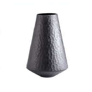 Florero Decorativo de Metal Martillado con Acabado Negro para Decoración de Mesa en el Hogar, Florero Hecho a Mano - Product Image 1