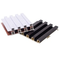 Venta caliente Panel de pared WPC Decoración interior Compuesto de plástico de madera con revestimiento de PVC para baño Almacén Gimnasio Revestimiento exterior