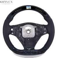 Volant sport Kryvex pour modèles LED en fibre de carbone forgée et cuir, avec couleur et surpiqûres personnalisables