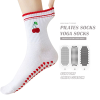 Chaussettes de yoga antidérapantes avec logo personnalisé, broderie cerise, semelle en silicone, chaussettes de pilates pour femmes, chaussettes antidérapantes pour femmes
