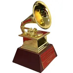2023 coppa del trofeo a base di legno popolare in tutto il mondo in lega di zinco Grammy Sports Gold Football Trophy Home Decor cup