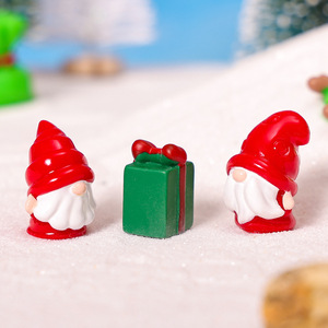Mini figurines de Noël rouges, adorables nains de Noël en résine, ornements pour décorations de village de Noël, artisanat DIY et cadeaux - Product Image 3
