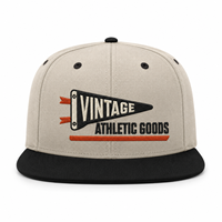 Gorra Snapback de Marca con Corona Alta y Visera Plana, Bordado Vintage de Estandarte, Empaque Minorista para Tiendas de Moda Urbana con Etiqueta Personalizada