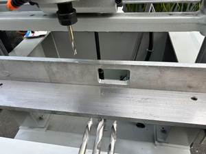 เครื่องกัดสองแกนสำหรับอะลูมิเนียมและโปรไฟล์ UPVC ที่ใช้ในการผลิตประตูและหน้าต่าง - Product Image 4
