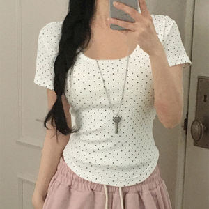 Camiseta informal y minimalista con estampado de lunares, cuello redondo, corte ajustado, versátil, de manga corta y dobladillo irregular. - Product Image 1