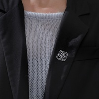 Broche de revers Yiwu Aceon en acier inoxydable, motif élément porte-bonheur chinois, gravé, émail coloré, serpent, triquetra, nœud de serpent