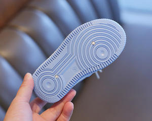 Vente chaude de baskets de sport personnalisées à ressort pour garçons et filles, chaussures de course décontractées pour enfants, vente en gros - Product Image 4