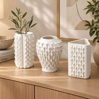 Vase en céramique Art Déco imprimé en 3D avec texture inspirée des écailles et surface sculpturale, décoration d'intérieur écologique faite à la main
