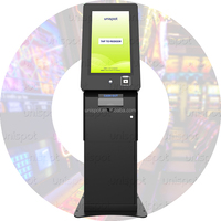 Máquina de Juego de Habilidad con Pantalla Táctil Capacitiva de 23.8 Pulgadas, Lista para Software Unispot, con Soporte Independiente, Lector de Códigos de Barras y SDK