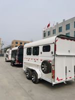 Remorque pour chevaux de luxe 3HAL-L900 à chargement en angle avec logement et moustiquaire de porte de caravane