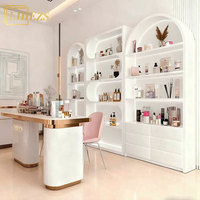 Étagère de magasin de cosmétiques blanche personnalisée, service de design d'intérieur pour salon de beauté, éclairage LED, rangement en arc, boutique commerciale