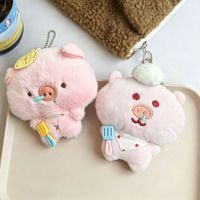 Vente en gros : 2 styles de porte-clés en peluche couineurs (Cochon et Ours) sur le thème du chef pâtissier, jouets pour machine à griffes en vrac