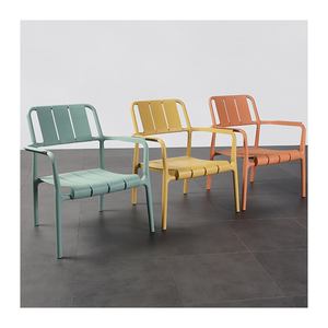 <span class=keywords><strong>Sillas</strong></span> de jardín coloridas de plástico PP: Juego de muebles de café para exteriores duraderos, <span class=keywords><strong>sillas</strong></span> de <span class=keywords><strong>terraza</strong></span> apilables para uso comercial - Product Image 1