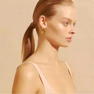 Boucles d'oreilles créoles plaquées or 18 carats, design torsadé en forme de C, bijoux tendance pour femmes - Product Image 3