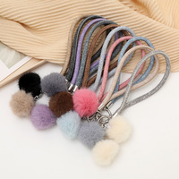 Porte-clés en cuir avec pompon en peluche pour l'automne/hiver, breloque de sac, ornement décoratif polyvalent et tendance