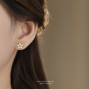 Boucles d'oreilles clous camélia en argent sterling S925, style doux et frais, bijoux polyvalents de luxe léger pour femmes, vente en gros - Product Image 3