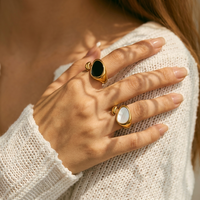 Bague ouverte ajustable Dreamshow en acrylique noir, nacre naturelle blanche, acier inoxydable 316L plaqué or, étanche