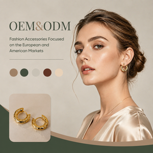 Boucles d'oreilles créoles Huggie massives en forme de C, plaquées or, à texture martelée, pour femmes, OEM ODM, vente en gros - Product Image 1