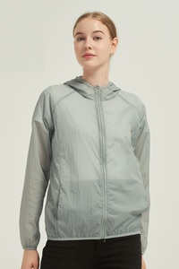 Giacca Estiva Chillon con Cappuccio, Protezione UV, Antibatterica, Leggera, Traspirante, ad Asciugatura Rapida, Abbigliamento Solare Regolare, Colore Rosso - Product Image 4