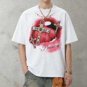 เสื้อยืดผู้ชายทรงบ็อกซี่ แขนเสื้อแบบแร็กแลน พิมพ์ลายกราฟิกด้วยเทคนิค DTG ผ้าคอตตอนพรีเมียมเนื้อหนา 250GSM ผลิตโดยผู้ผลิตเสื้อยืดเปล่าแบบสั่งทำพิเศษ - Product Image 1