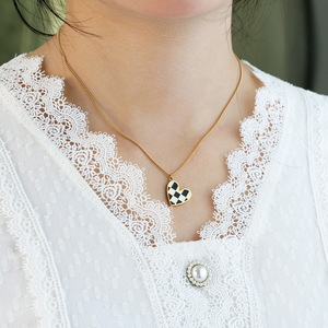 Cờ Vua trái tim Pháp cờ vua nhỏ giọt dầu màu đen và trắng vòng cổ bằng thép không gỉ Dây chuyền Áo len mạ chân không vàng 18K - Product Image 3