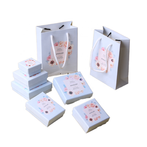 Lichtblauwe Eenvoudige Stijl Juwelendoos Voor Kettingen Oorbellen Armbanden Ringen-Custom Logo Papieren Geschenkverpakkingen Inbegrepen - Product Image 1