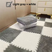Tapis en mousse emboîtables doux et respectueux de la peau avec surface en fausse fourrure pour centre d'activités pour enfants