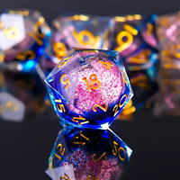 Ensemble de dés de jeu de rôle (DND) en résine écologique, faits à la main, à bords nettoyés, avec cœur liquide nébuleuse bleu mystique, 7 pièces polyédriques