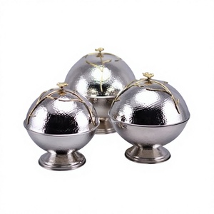 Ensemble de trois casseroles en métal martelé de designer, forme ronde, pour service de table et maintien au chaud des aliments - Product Image 1