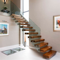 Escalier flottant moderne en bois et acier invisible pour intérieur avec garde-corps en verre