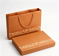 Boîte cadeau rigide de luxe avec sac en papier assorti, estampage floral doré, boîte d'emballage rigide personnalisée pour écharpe, châle, cadeau