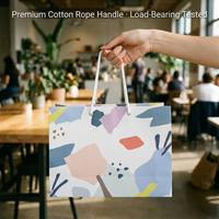 Sac de shopping en papier mat rouge bordeaux imprimé sur mesure avec logo en feuille d'or et poignée en ruban satiné, idéal pour les cadeaux de mariage et l'emballage de boutiques