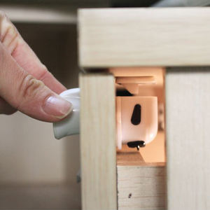 Verrous de sécurité pour armoires et tiroirs pour bébés en plastique magnétique Prodigy DC004, installation rapide, sécurité domestique - Product Image 1