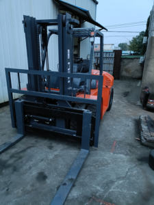 Chariot élévateur diesel HELI H2000 50 5 tonnes d'occasion, moteur Isuzu, mât à deux étages, modèle 2023, transmission intégrale 4x4 - Product Image 2