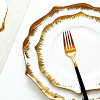 Chine Vente en gros Ensemble de jolies assiettes en céramique de luxe avec plaque d'or pour la fête de mariage
