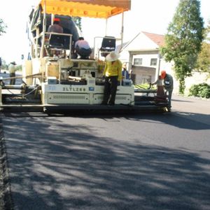 آلة رصف الأسفلت KUDAT بوزن 300 طن مع نظام هيدروليكي كامل ومحرك - Product Image 2