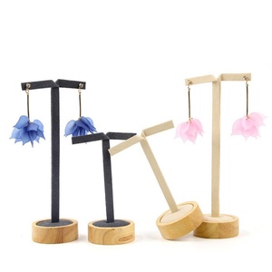 Présentoir de comptoir créatif en bois massif en forme de T pour boucles d'oreilles et clous d'oreilles – Solution de rangement élégante - Product Image 2