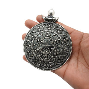Vente en gros de pendentifs en argent sterling oxydé 925 bijoux fins indiens faits à la main avec des options personnalisées disponibles pour l'achat direct - Product Image 3