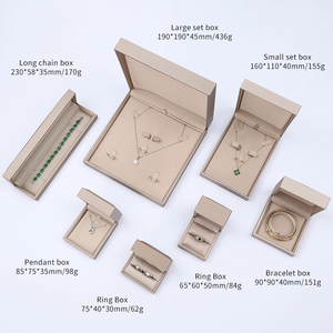 Boîte à <span class=keywords><strong>bijoux</strong></span> en <span class=keywords><strong>cuir</strong></span> PU doré personnalisée avec logo en relief pour colliers, bracelets, boucles d'oreilles et bagues – Vente en gros usine - Product Image 2