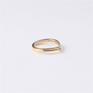 2025 Simple Double Géométrique En Forme De <span class=keywords><strong>V</strong></span> Simple Anneau Simple En Acier Inoxydable PVD 18k Or Bijoux Cadeau - Product Image 5