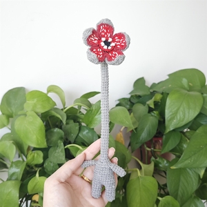 Pendentif <span class=keywords><strong>Fleur</strong></span> Gloutonne au Crochet Fait Main, <span class=keywords><strong>Petit</strong></span> Homme Magique Tacheté Rouge <span class=keywords><strong>et</strong></span> Gris, Accessoire de Sac <span class=keywords><strong>et</strong></span> Clés Tricoté - Product Image 3