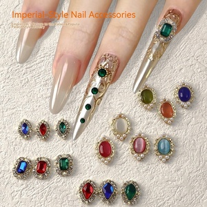 5 Piezas de Decoraciones de Uñas con Pedrería Estilo Corte, Retro 3D, Brillantes y Decoradas para Manicura - Product Image 1