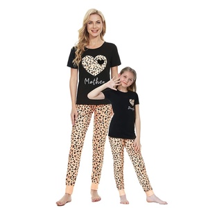 Mamma e io pigiama ragazze lettera e cuore leopardato stampa Tee & Pants mamma e Me pij Set pigiama Set da donna - Product Image 1