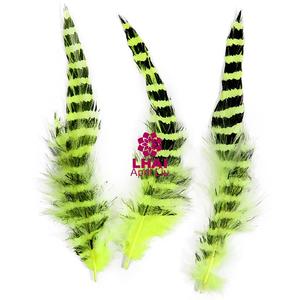 Plumes artisanales légères, magnifiques plumes Schlappen blanches teintes et estampillées pour attrape-rêves, fabrication de bijoux, chapeaux et tenues de festival - Product Image 1