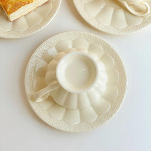 Ensemble tasse et soucoupe en céramique crémeuse de style <span class=keywords><strong>vintage</strong></span> français avec motif floral en relief et tasse en forme de citrouille pour le thé et le café de l'après-midi - Product Image 2