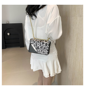 Borsa a Tracolla da Donna con Motivo Orsetto Cartoon, Nuova Borsa a Catena Semplice, Borsetta con Patta e Motivo a Onde - Product Image 5