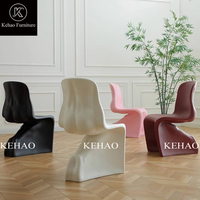 Chaise d'appoint sculpturale monobloc en plastique renforcé de fibres, design moderne, certifiée CE pour une utilisation intérieure et extérieure