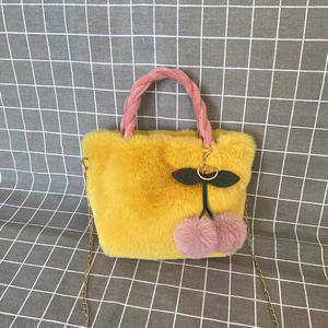 Nuova Borsa a Tracolla Autunno Inverno Stile Donna con Motivo a Ciliegie in Peluche e Chiusura a Cerniera - Product Image 5